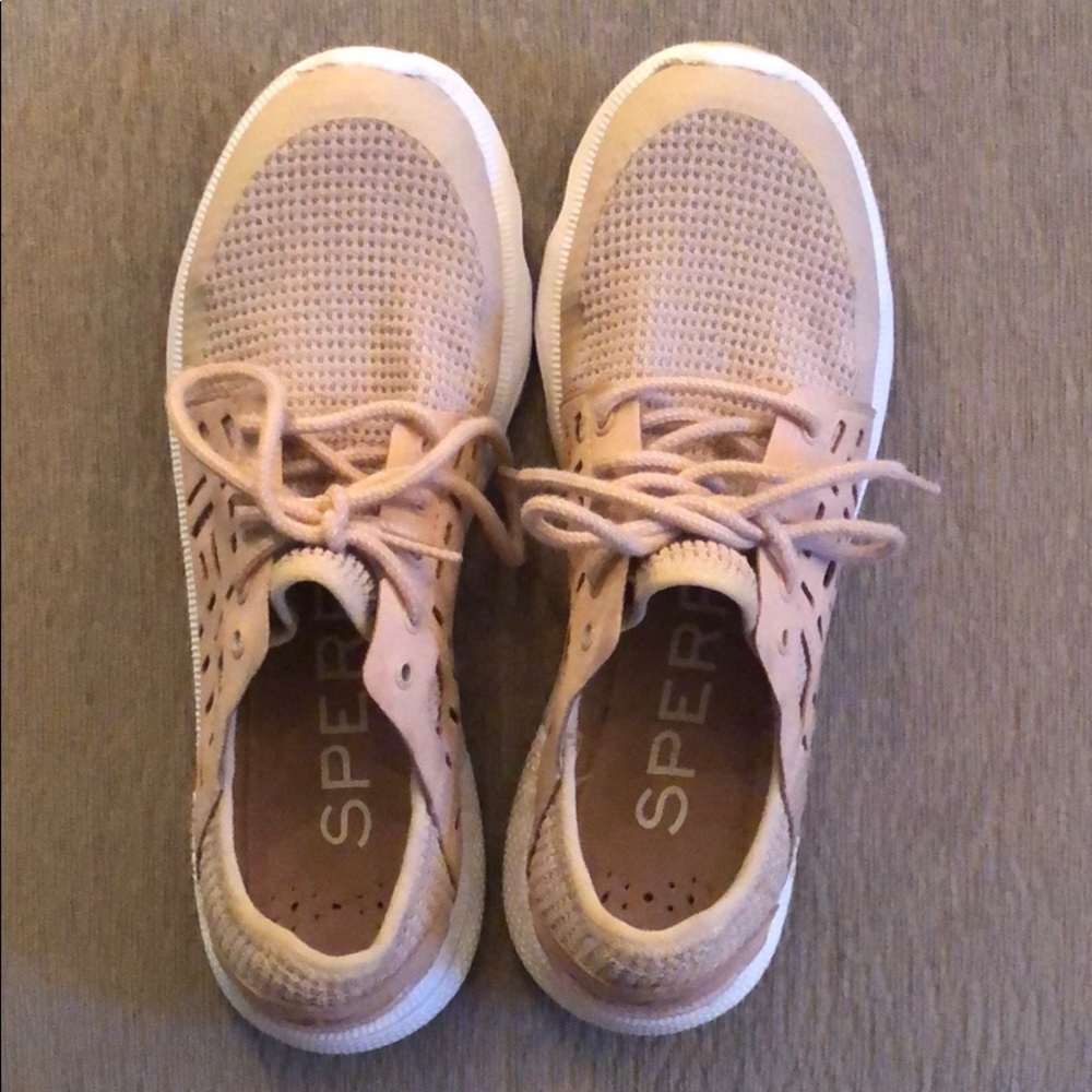 Light pink casual Sperry tennis shoes